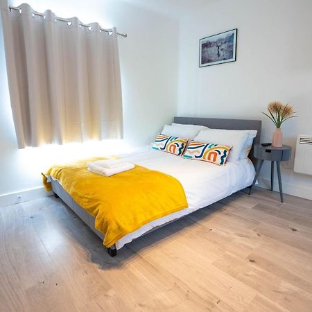 No 02 Studio Flat Available Near Aylesbury Town Station Esterno foto