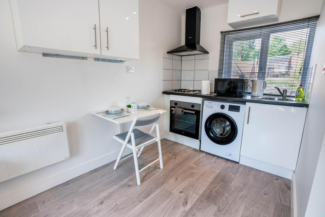 No 02 Studio Flat Available Near Aylesbury Town Station Esterno foto